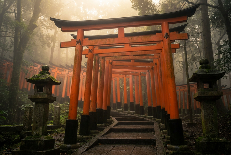Torii rojos en Japón, ilustración de kankeando